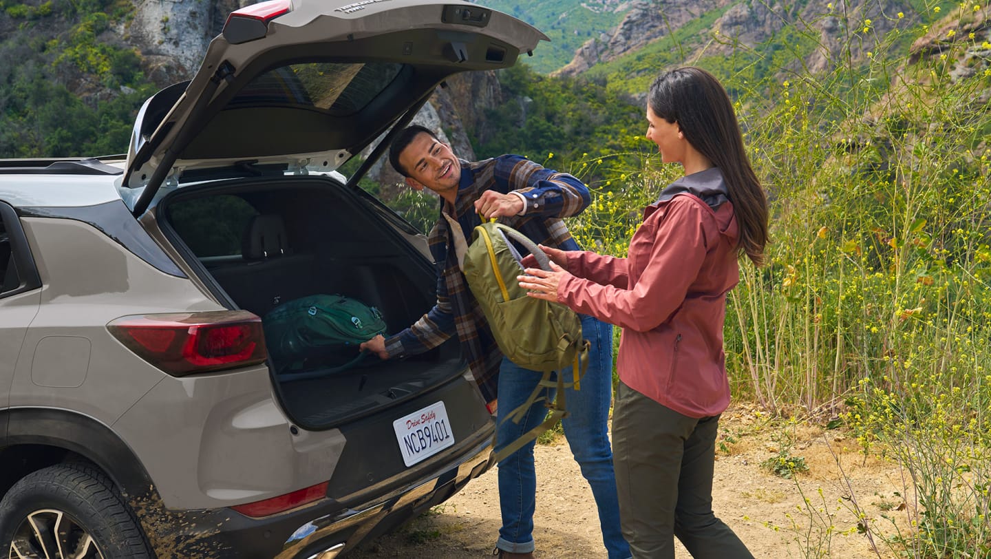 People unloading a trailblazer